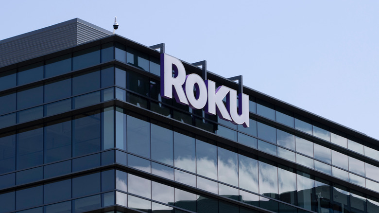 Логотип Roku в верхней части штаб -квартиры в Сан -Хосе, штат Калифорния.