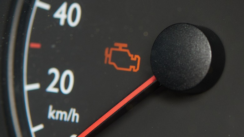 Проверьте значок света двигателя на приборной панели