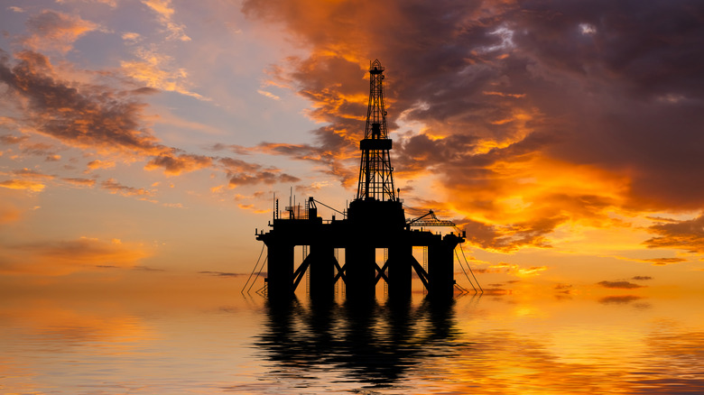 Силуэт вид на нефтяную выровну