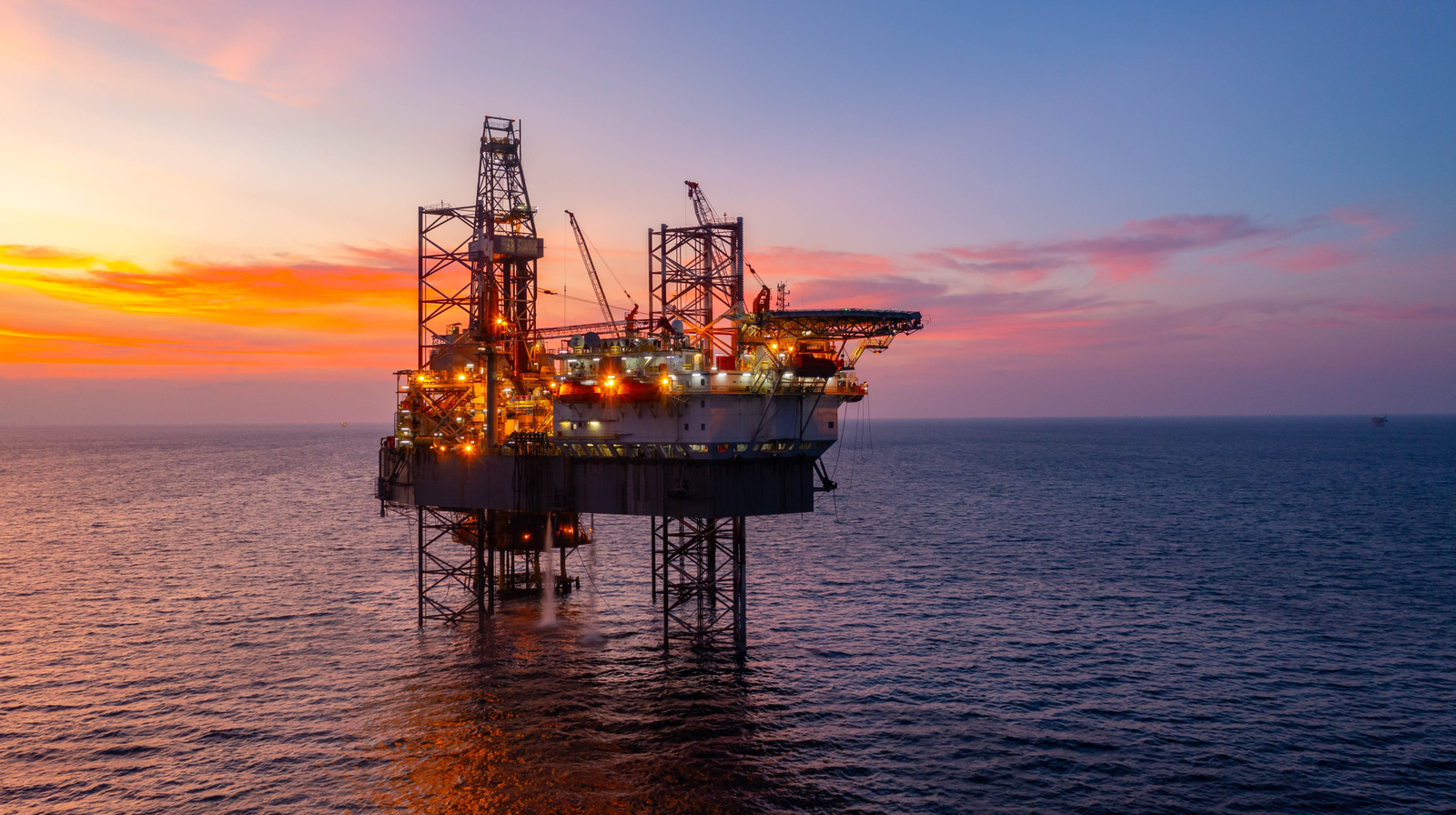 Сколько людей работают на оффшорной нефтяной установке и сколько времени они остаются на борту?