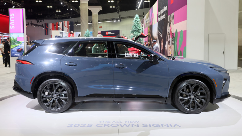 Модель 2025 модели серая Toyota Crown Signia