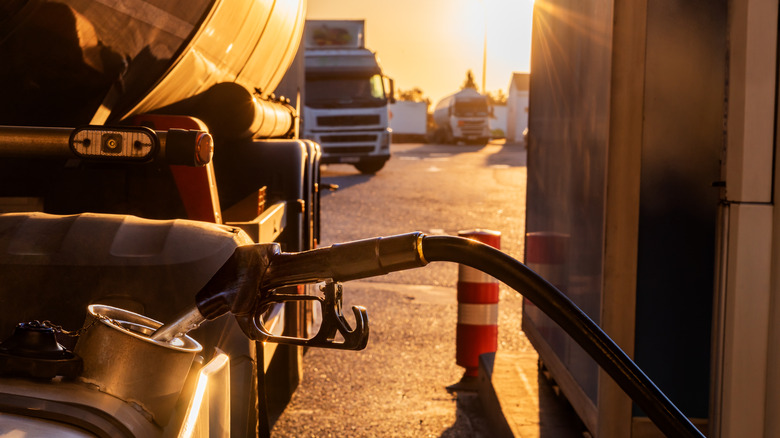 Грузовик заправляется на дизельном насосе