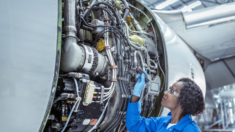 Проверка самолета техником