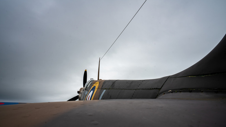 Вид сзади супермаринового Spitfire, показывающий антенную проволоку