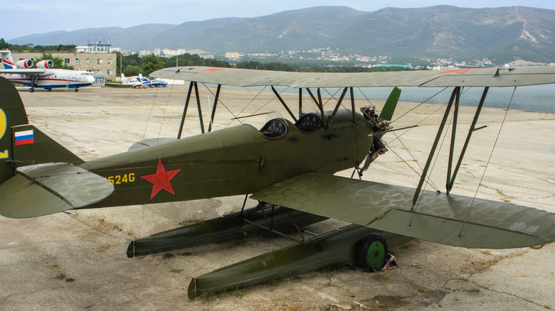 Четверть обзор российского биплана показывает несколько проводов