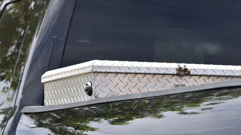 Заключенный в центре выстрел из металлического ящика для инструментов с перекрестком на пикапе.