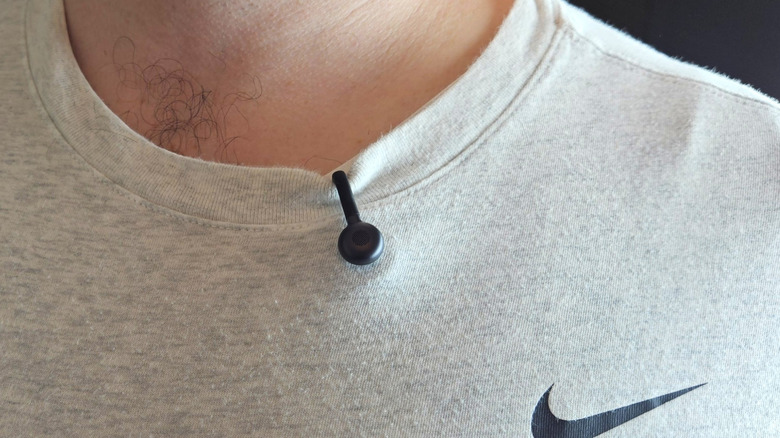 Hollyland Lark M2S Lav Mic прикреплен к белой рубашке.