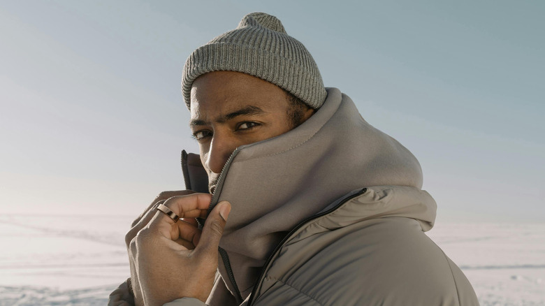 Мужчина на улице в рингконне на пальце