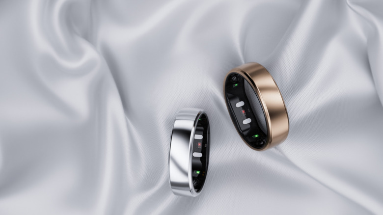 Ringconn звонит в разных цветах на шелковом фоне