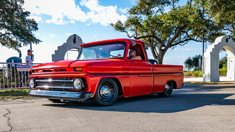 Передний 3/4 выстрел красного Chevrolet C10 Lowrider