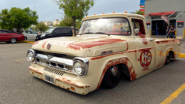 Ford F-100 Custom Lowrider с Rust Paint Work