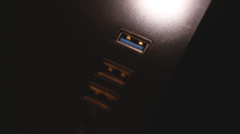 Механизм блокировки в порту USB