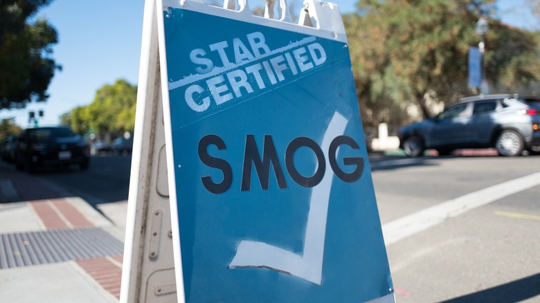 Знак для инспекционной станции выбросов в Калифорнии
