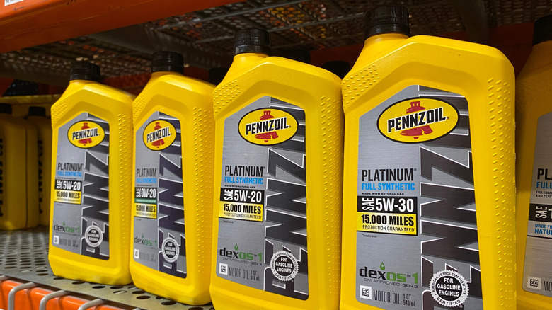 Бутылки полностью синтетического моторного масла Pennzoil Platinum на полке