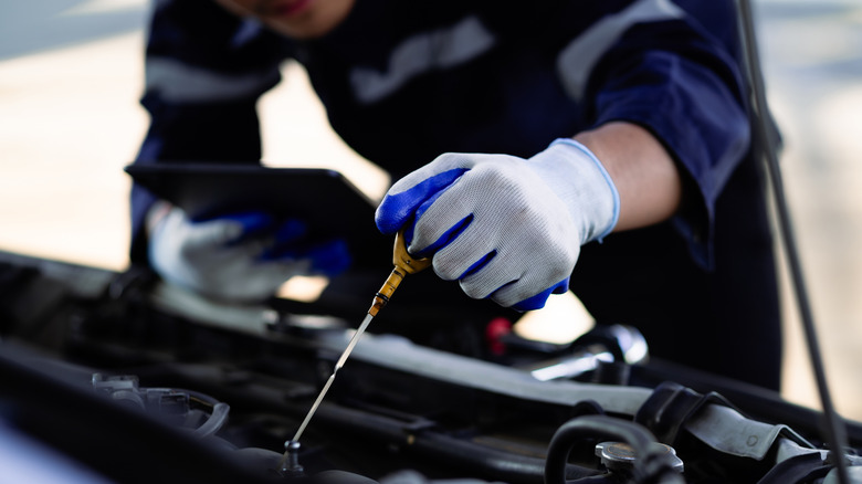 Механическая проверка уровня масла с использованием щупа