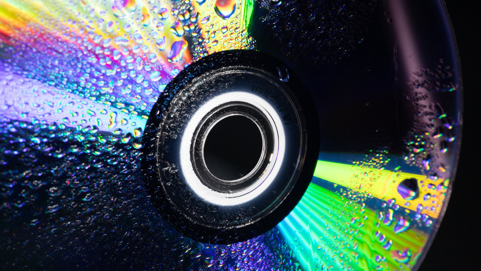 Почему компакт -диски отражают свет в цветах радуги?