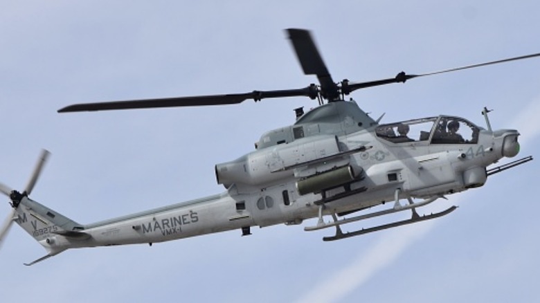 USMC Bell AH-1Z Viper пролетает через небо.