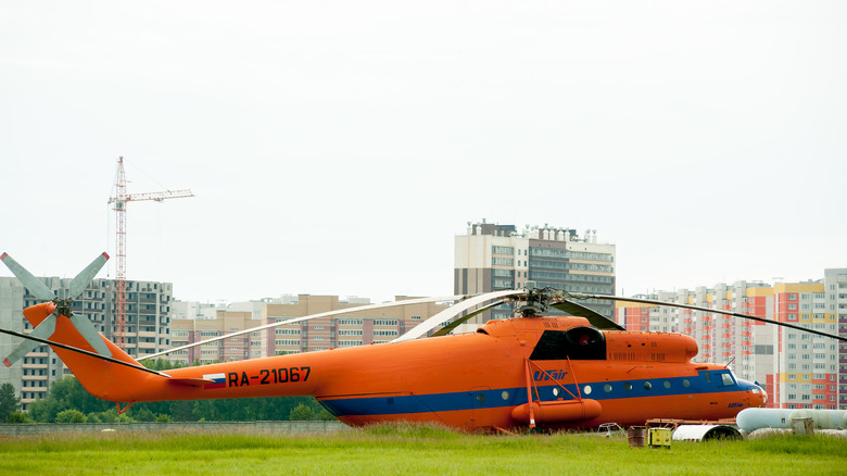 Оранжевый Mil Mi-6 вертолет припаркован