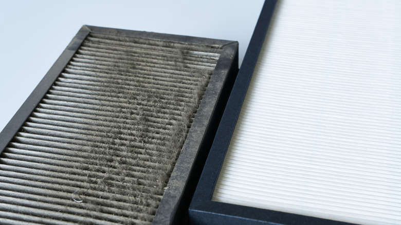 Грязный воздушный фильтр на столе