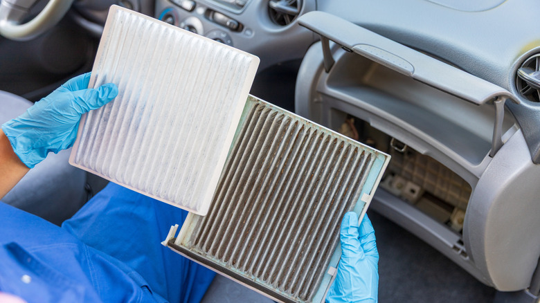 Грязный подержанный воздушный фильтр пыльцы в салоне