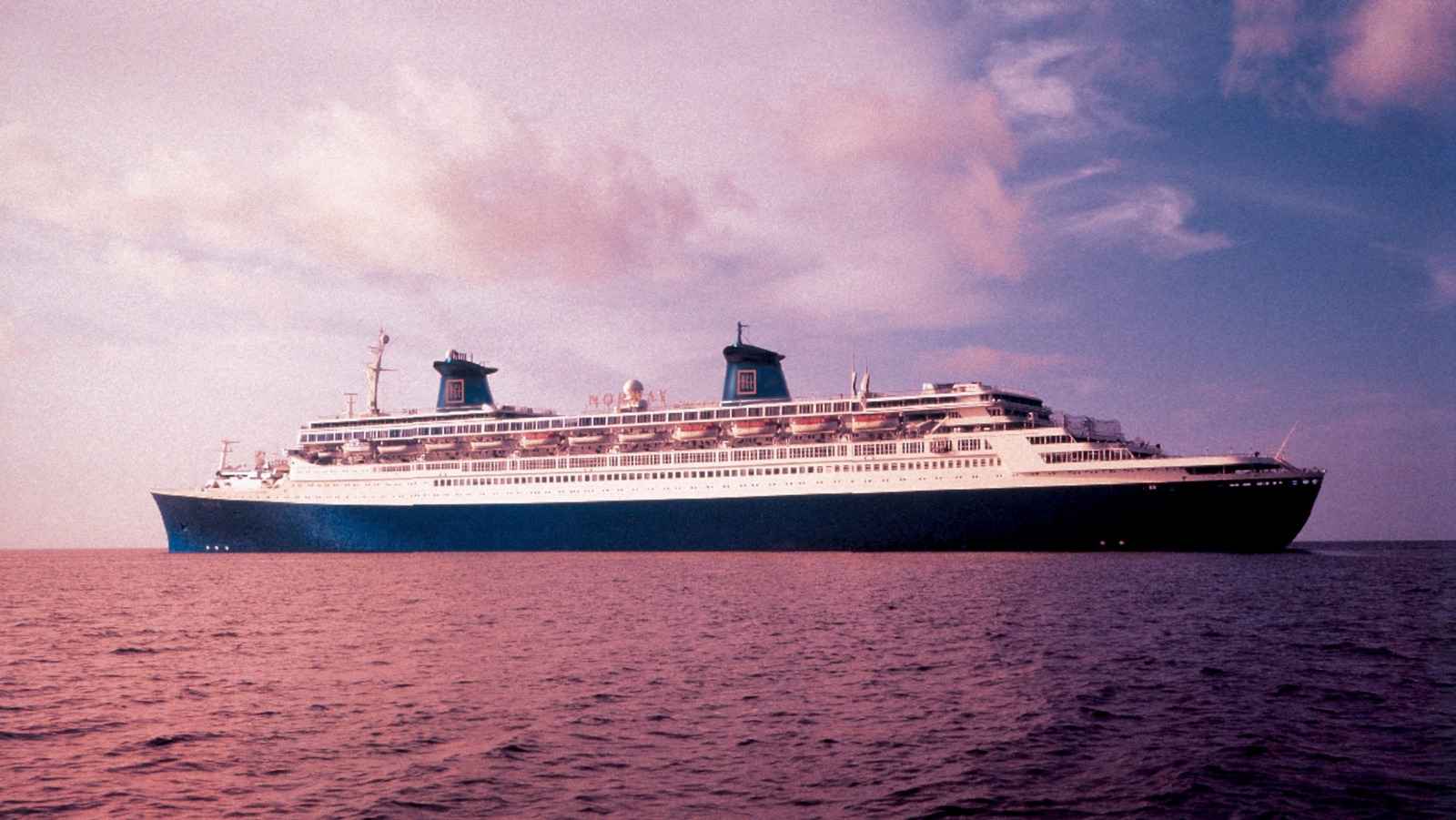 Тряпки для богатства: этот популярный круизный лайнер был когда -то исчезающим океанским лайнером