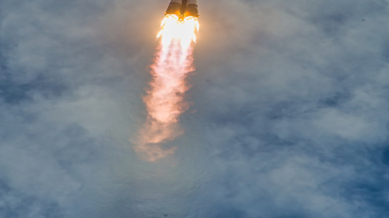 Ракета НАСА летит к облакам.