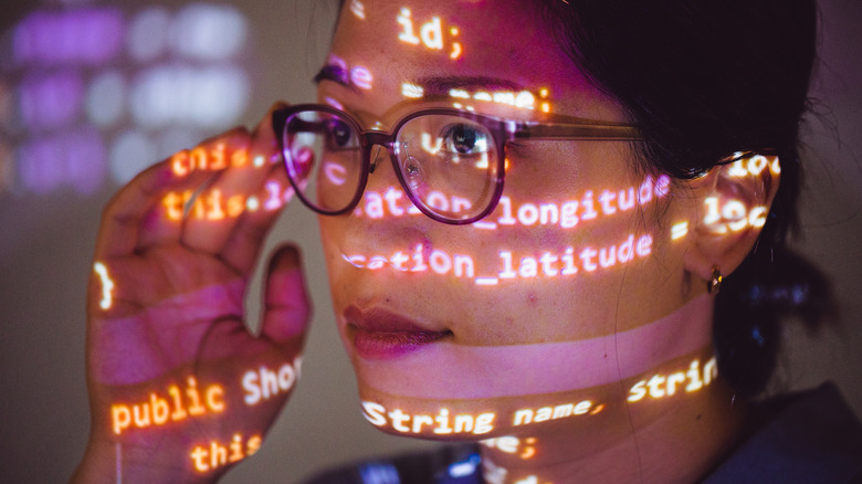 Портрет женского программиста с программным кодом, спроектированным на ее лице