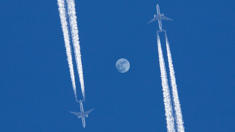 Два самолета летают в противоположном направлении.