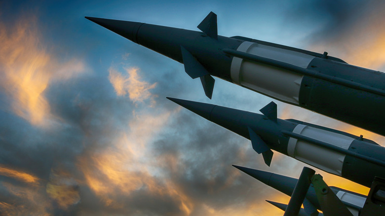 Крупный план баллистических ракет на закате.