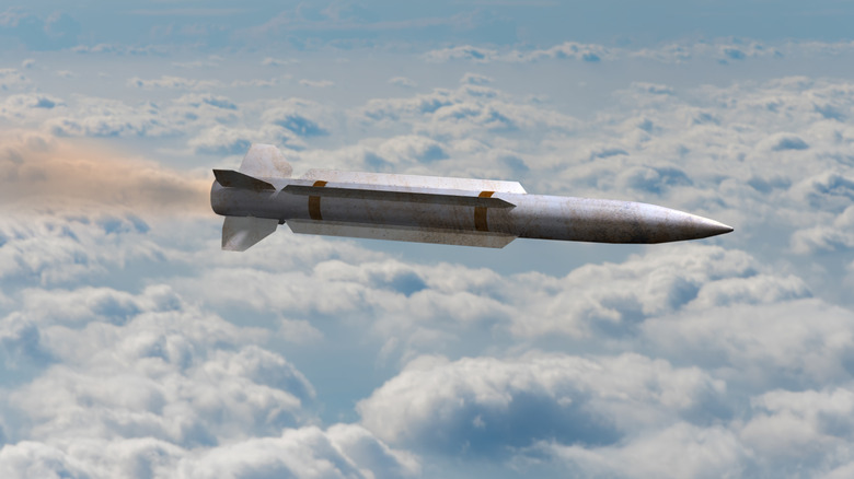 Рендеринг гиперзвуковой ракеты, летящей над облаками.