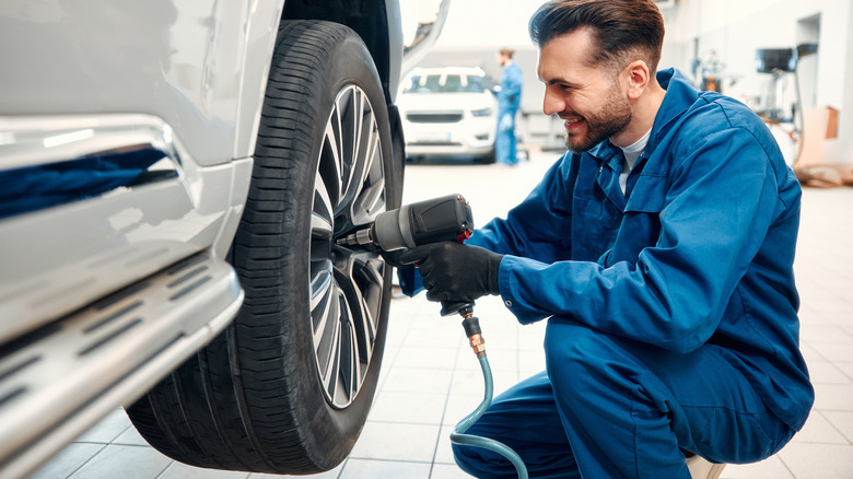 Механик, работающий на заднем колесе