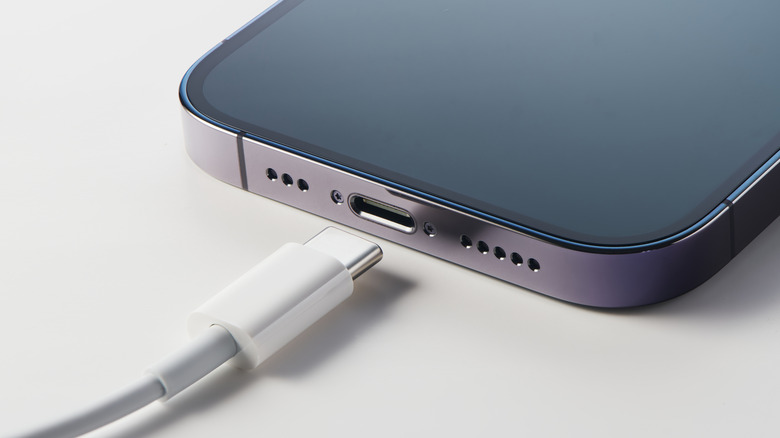 Кабель USB-C рядом с iPhone.