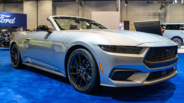 Передний выстрел Ford Mustang Ecoboost Premium Convertible