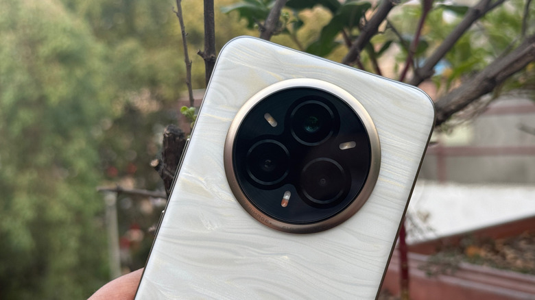 Модуль камеры на Realme 14 Pro+.