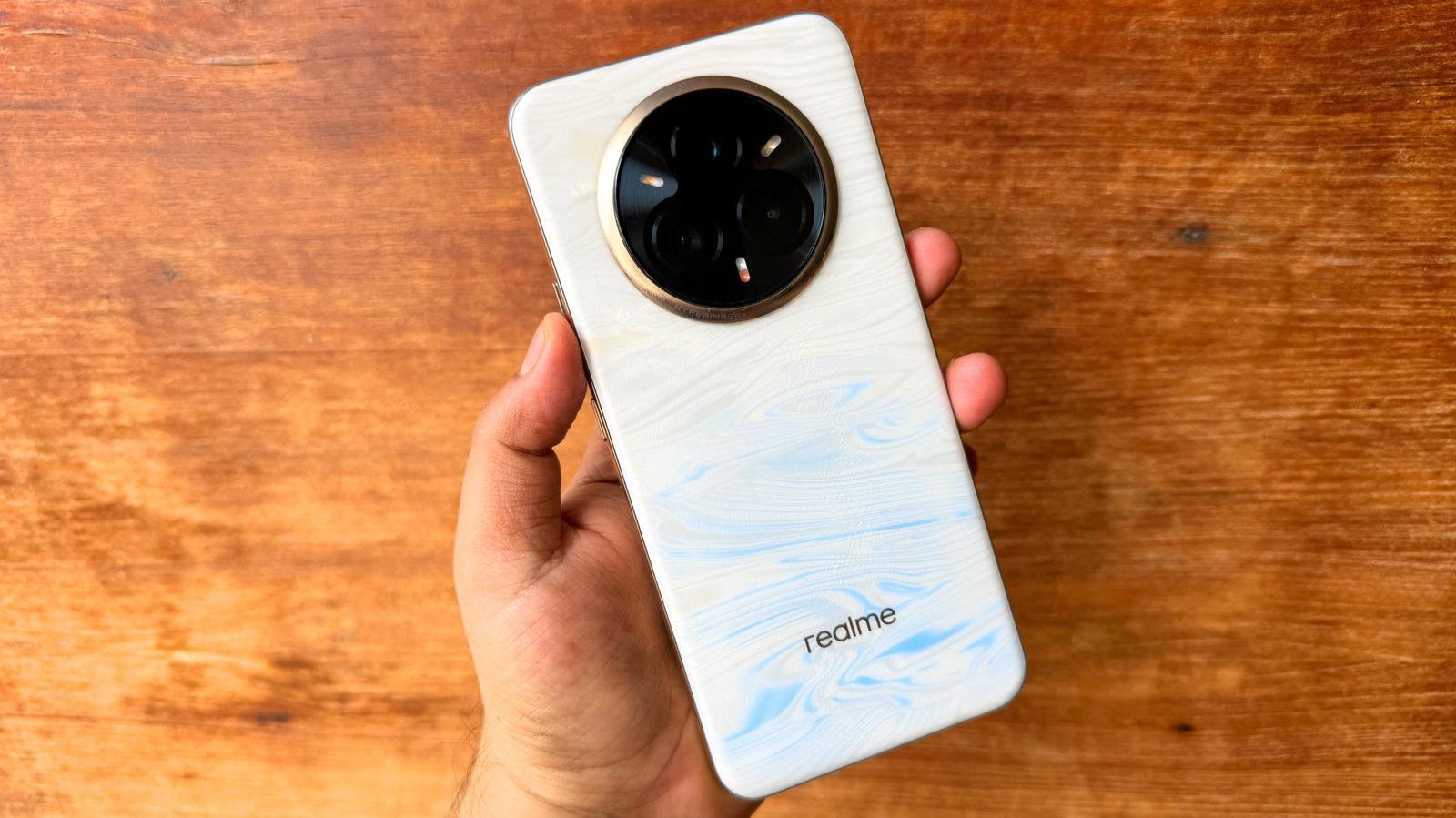 Этот изменяющий цвет телефон удивительно продвинулся по цене