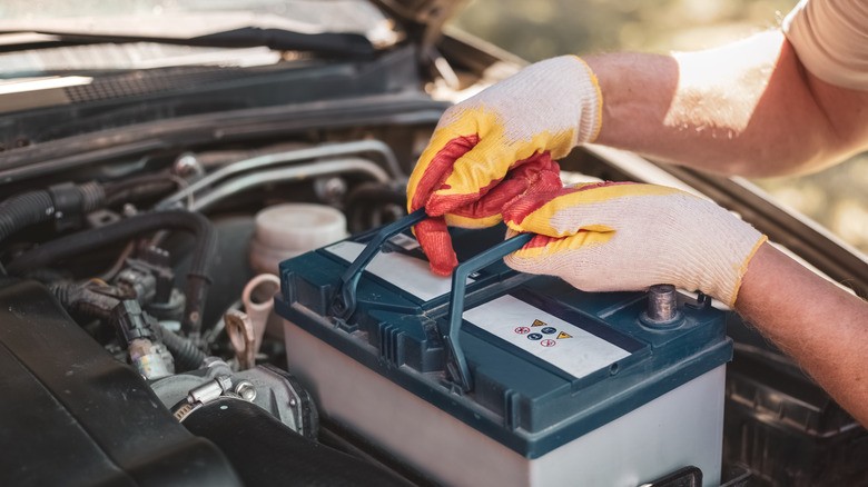 Мужчина пожимает руку автомобильным механикам