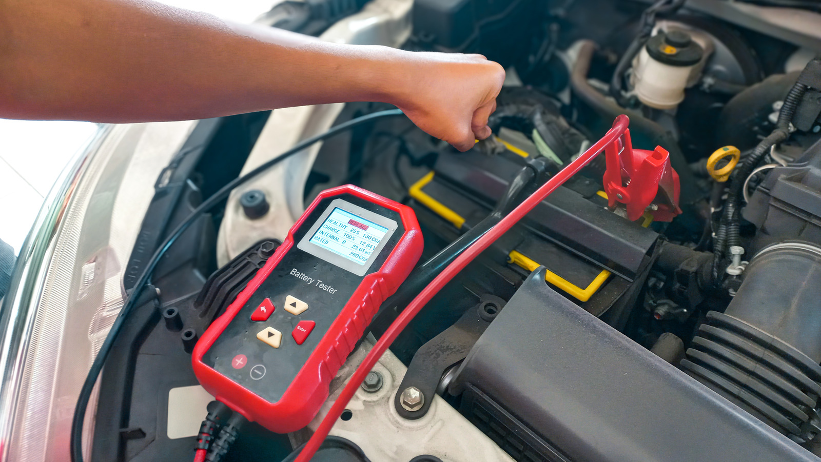 Какое напряжение должно убить ваш автомобильный батарею от смерти вашего автомобиля?