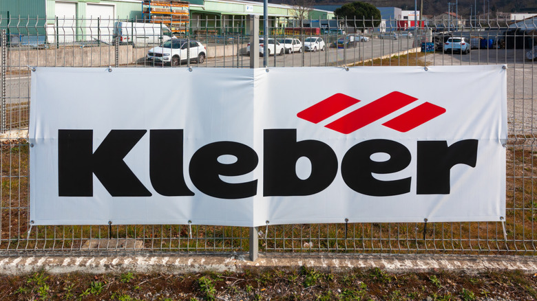 Логотип Kleber на заборе