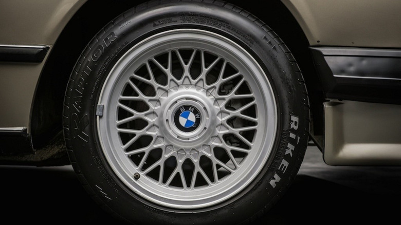 Riken Tire с логотипом BMW