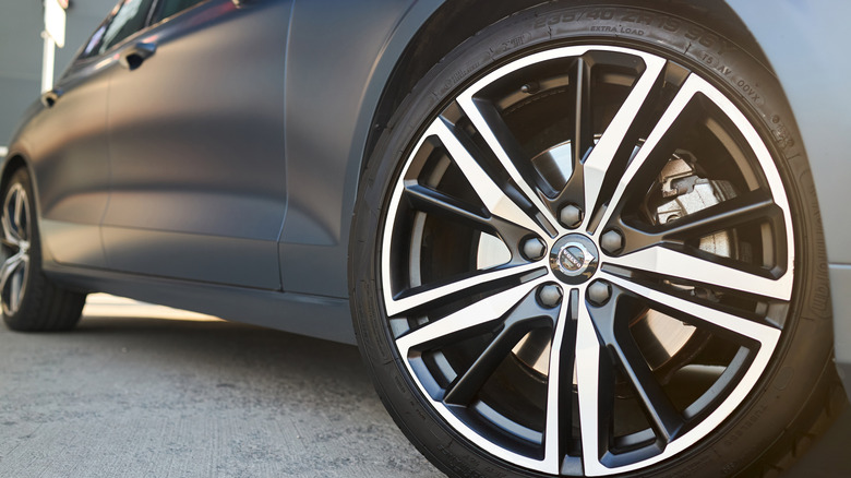 Шина Kormoran с логотипом Volvo