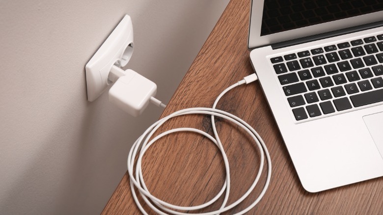 Ноутбук заряжается через розетку стены