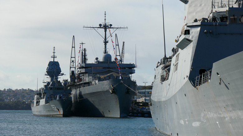 Три суда ВМС США пристыковались в облачный день