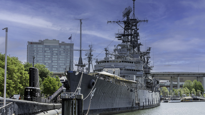 USS Little Rock пристыковался в солнечный день