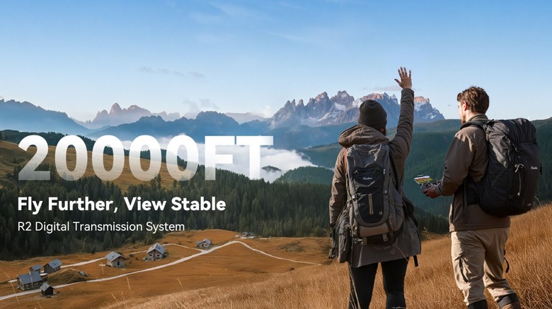Два путешественника, использующие дрон Ruko U11mini 4K в горной области