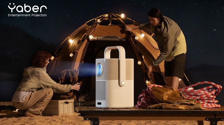 Yaber Projector включился перед пляжной палаткой