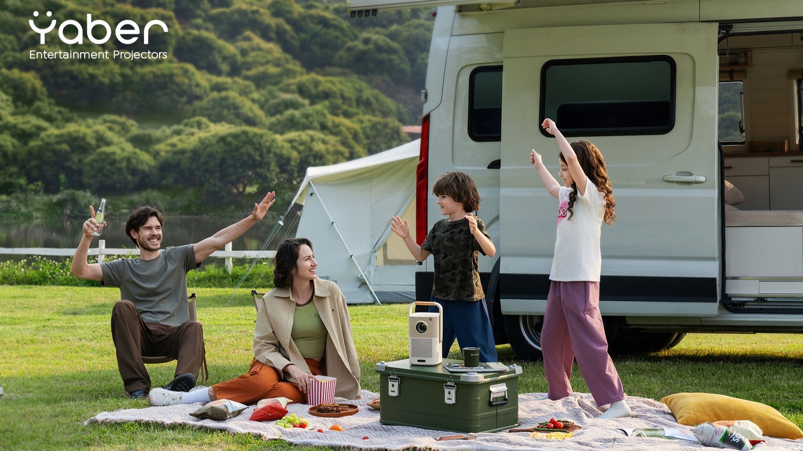 Проектор Yaber T2 приносит внутренние развлечения на открытом воздухе