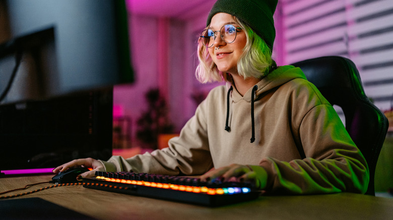 Человек играет на ПК