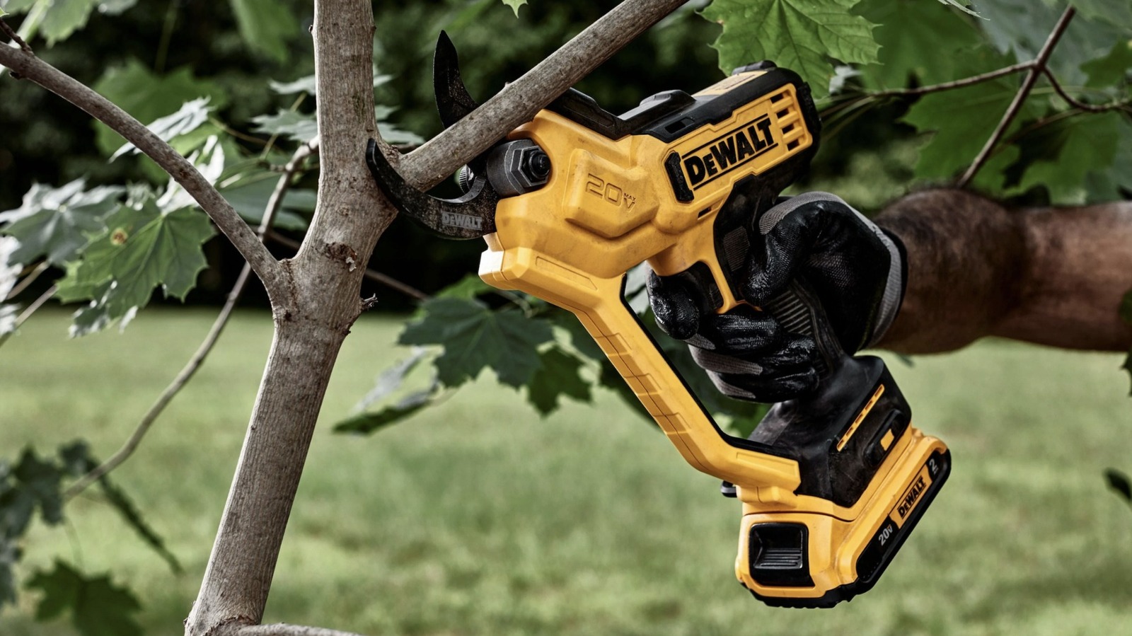 Обрезка DeWalt 20 В: размер ветви он может прорезать?