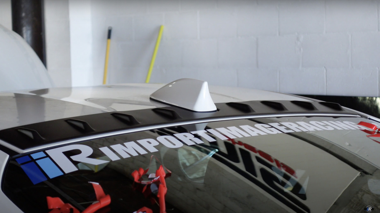 Почему на некоторых автомобилях есть несколько плавников акул на крыше?