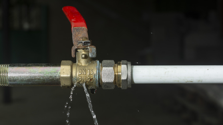 Утечка трубы под ручкой красного клапана